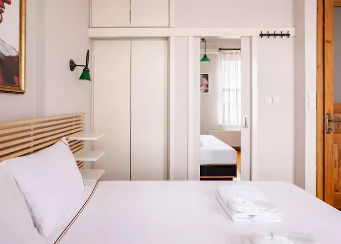 Cool Authentic 2bd2bath Galata Tower Home! #413 *